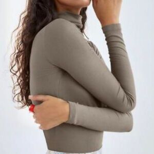 Aritzia Sunday Best
FRESHMAN TURTLENECK
Item no: 57814 TURNER TAUPE